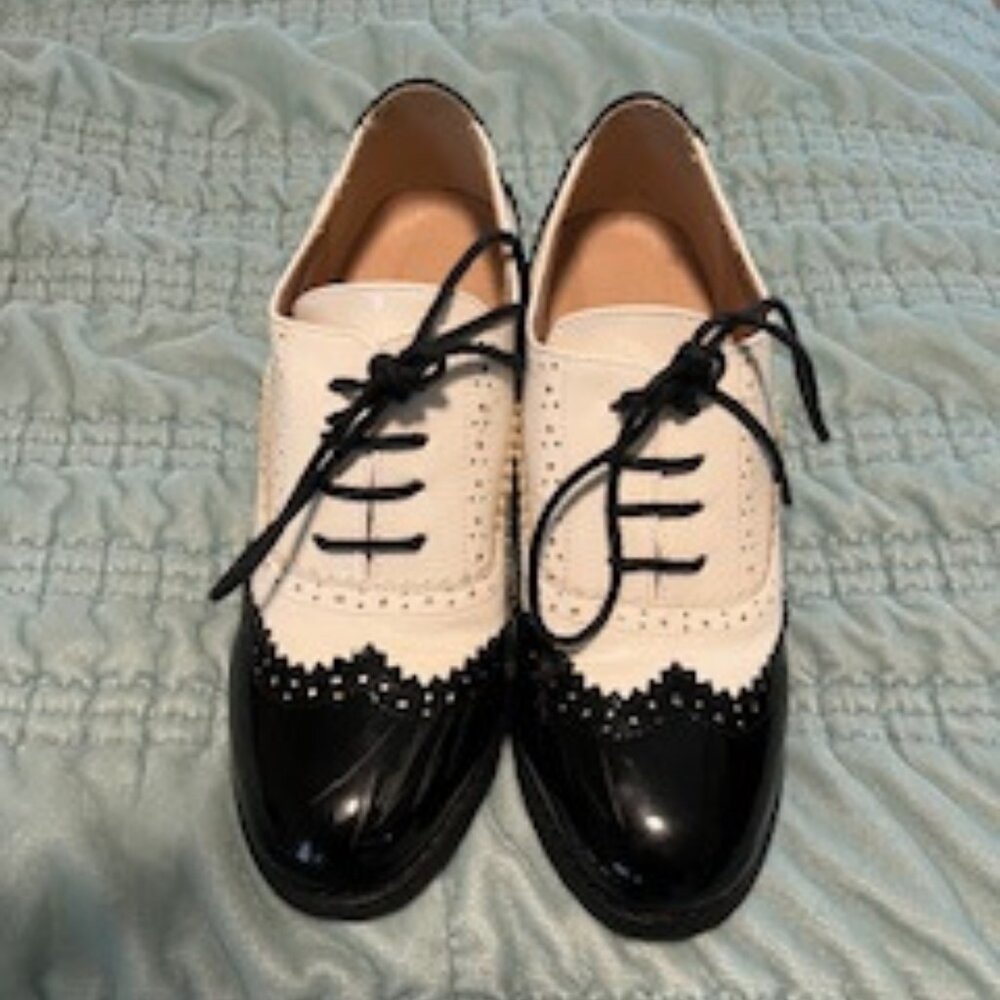 Big girl's saddle shoes - size 3.5